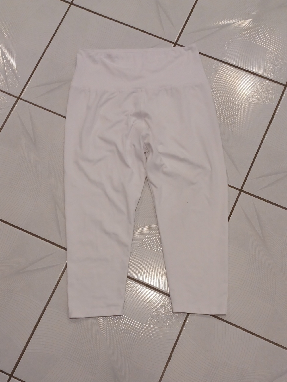 4/$40 White Capri Yoga-Style Leggings - Size L/XL
